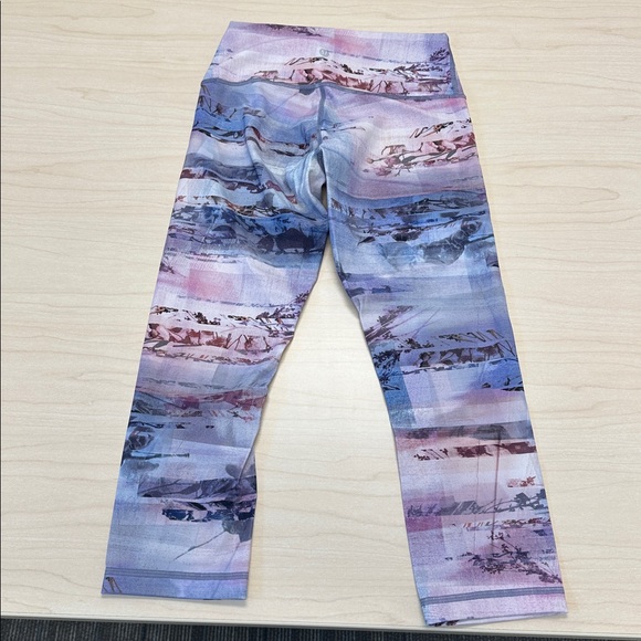 Lululemon cropped tights, leggings, gym, yoga pants size 6, print, perfect! - Picture 3 of 9